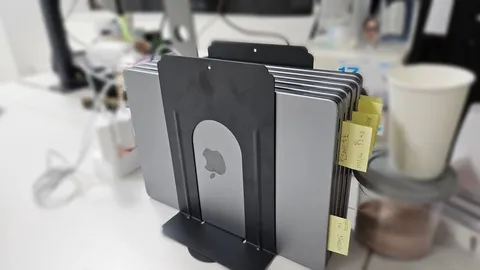 배경을 흐리게 처리한 여러 대의 Apple Silicon Mac 빌드 플릿 대표 이미지