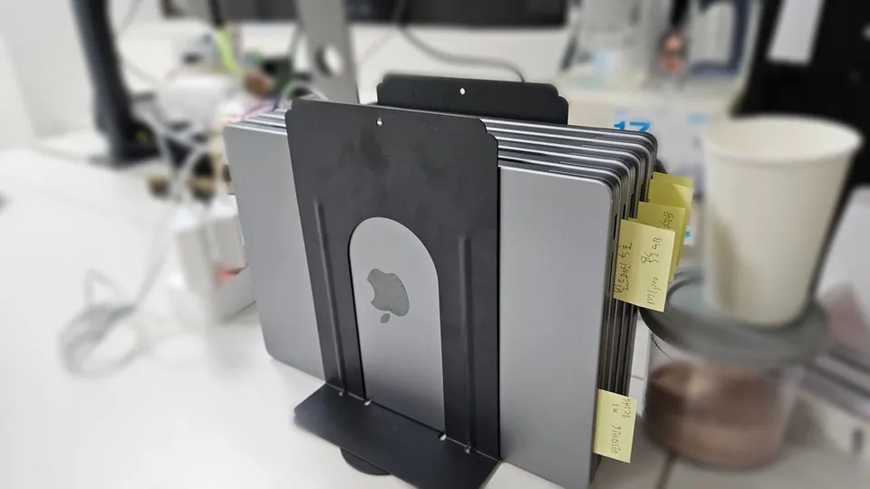 배경을 흐리게 처리한 여러 대의 Apple Silicon Mac 빌드 플릿 대표 이미지